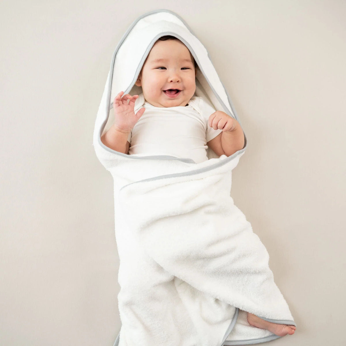 Hooded Bath Towel in Cloud with Storm Trim